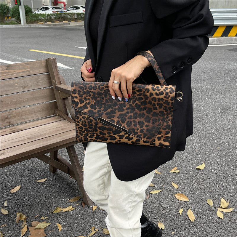 Fashionable elegant universal shoulder bag for leisure, small clutch bag, food bag